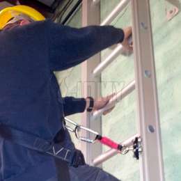 Vertical lifeline integrated to ladder beams Ladder with lifeline rails integrated to the ladder uprights.